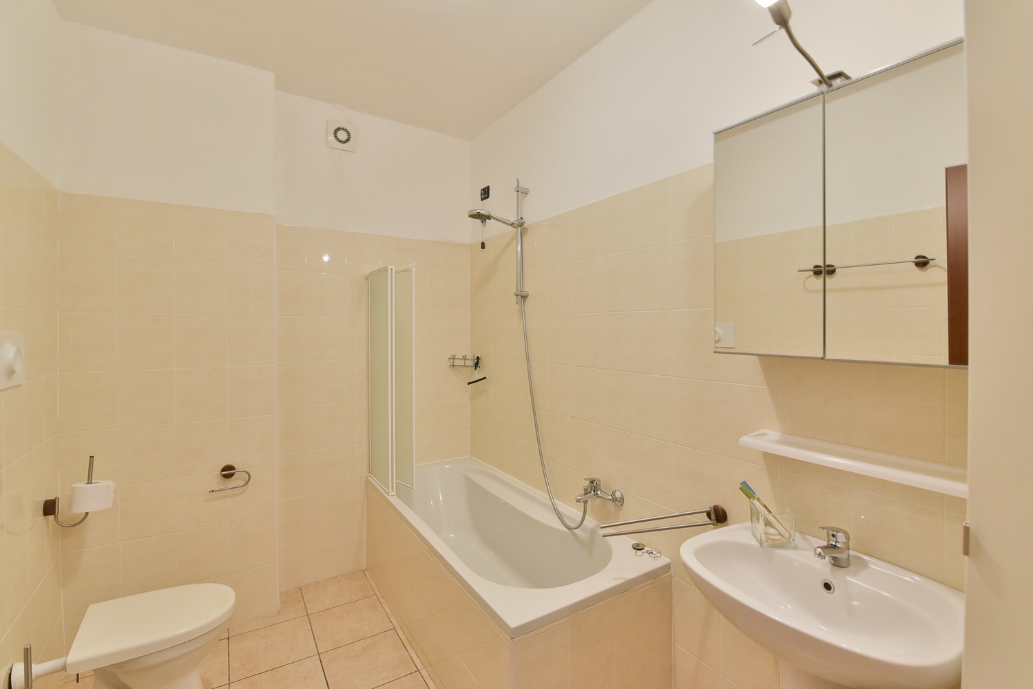 Comomeer vakantiehuis - eerste badkamer