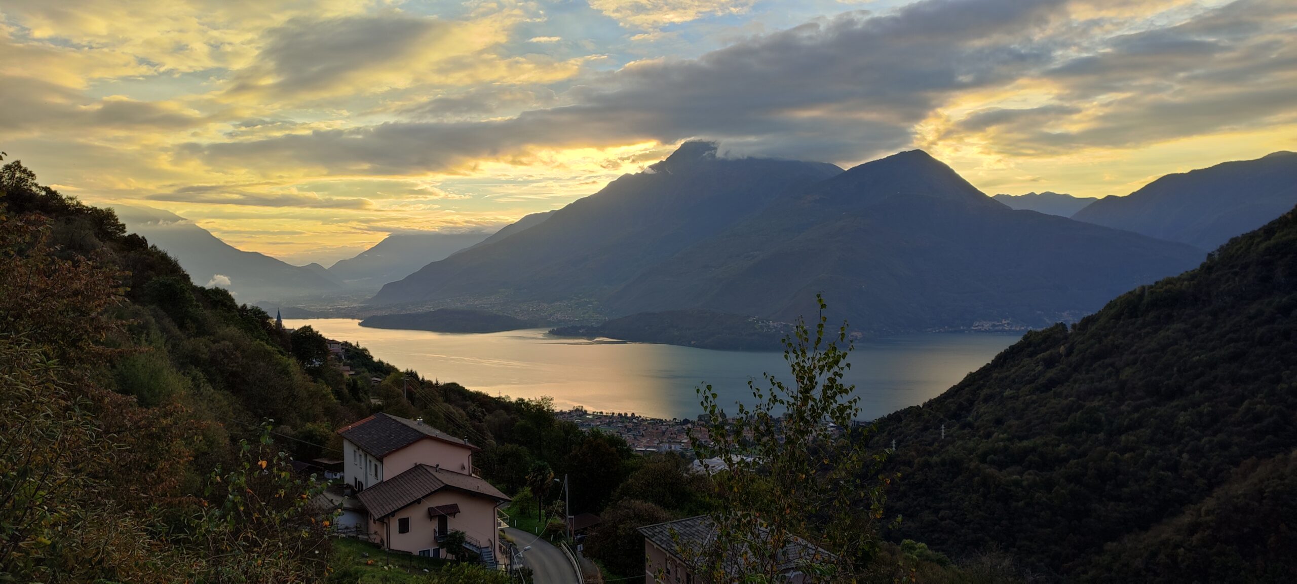 Comomeer vakantiehuis - zicht vanaf Gerzano bij Dongo
