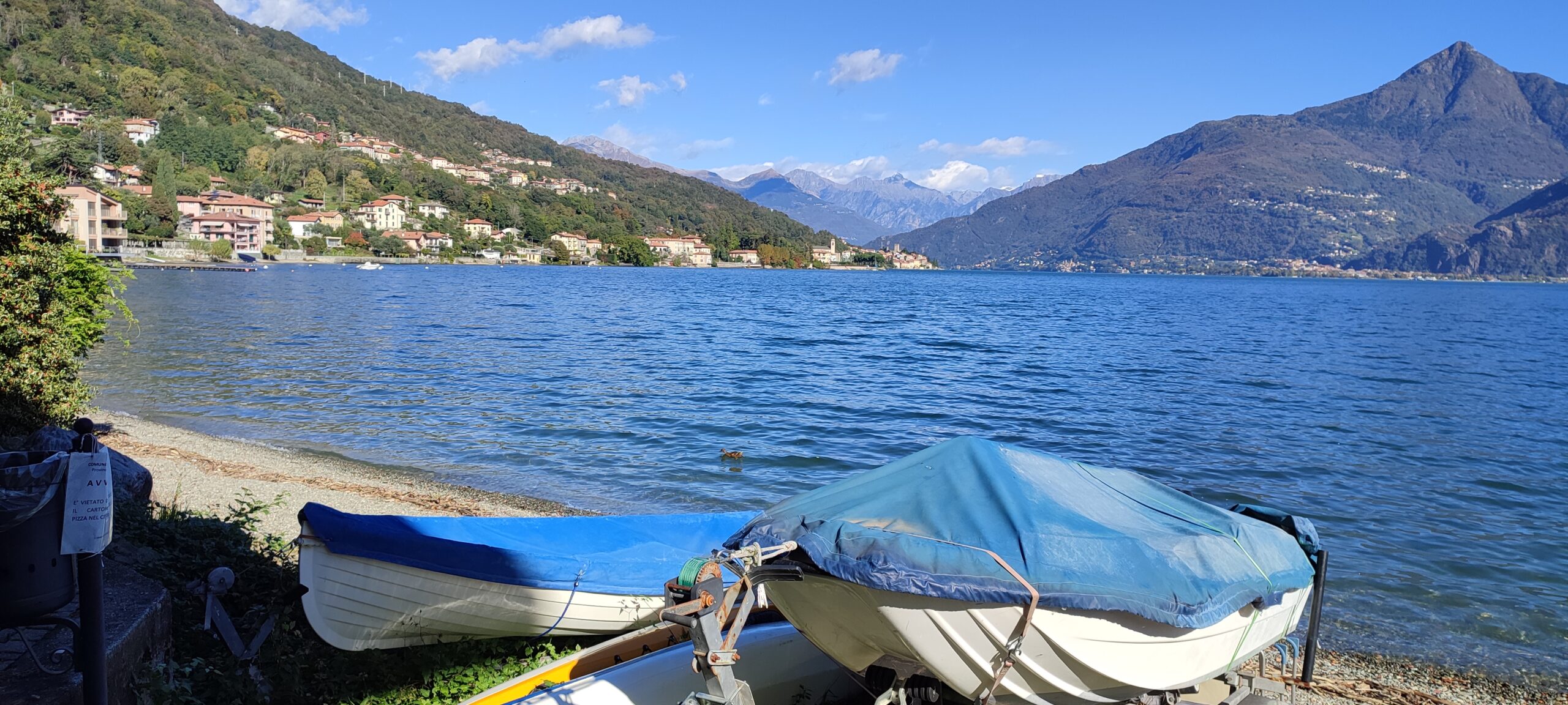 Comomeer vakantiehuis - blik op noordkant meer vanaf een wandelpad bij Cremia
